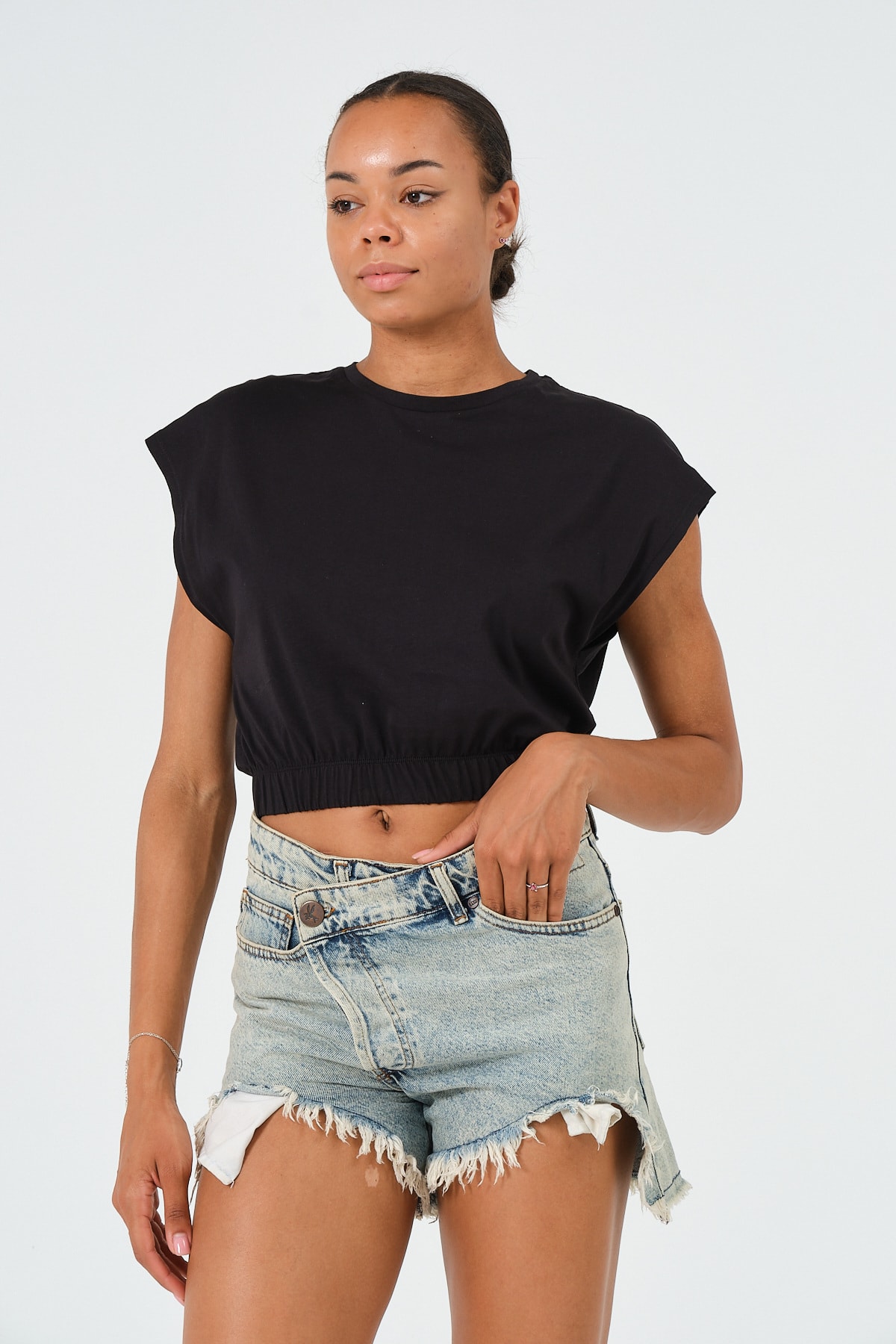 Kadın Siyah Beli Lastikli Crop Kolsuz T-Shirt