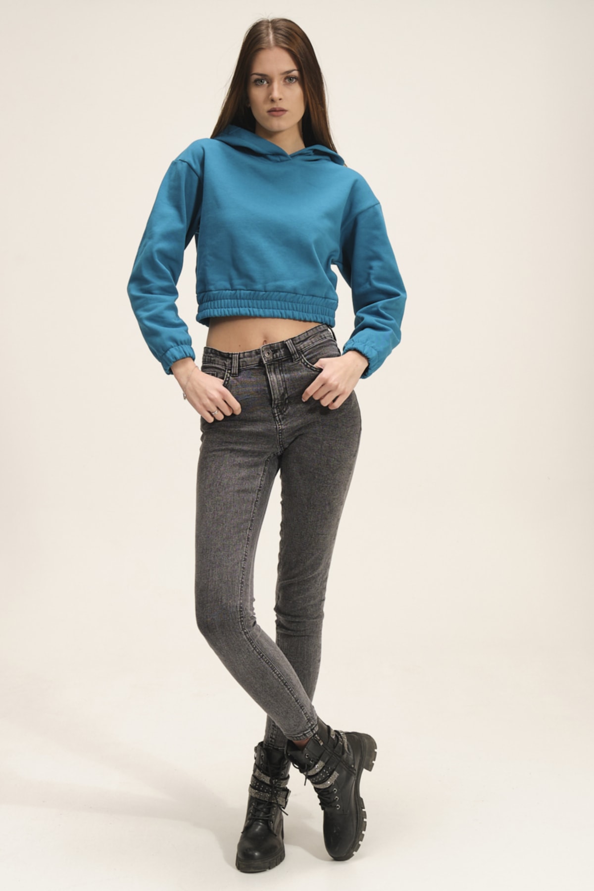 Kadın Beyaz Kapüşonlu Içi Polarlı Crop Sweatshirt