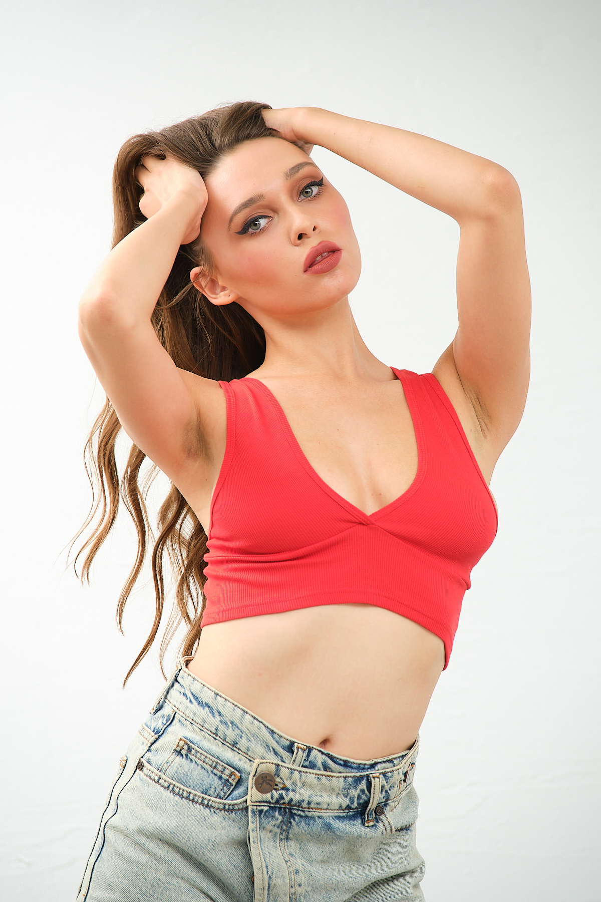 Kadın Beyaz Derin Göğüs Dekolteli, Çapraz Sırt Detaylı Şık Crop Top Bluz