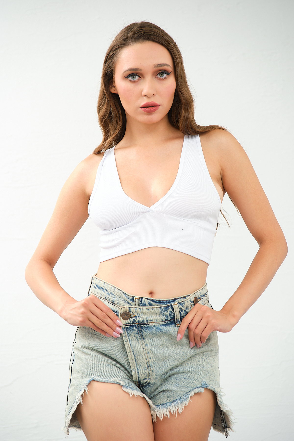 Kadın Beyaz Derin Göğüs Dekolteli, Çapraz Sırt Detaylı Şık Crop Top Bluz