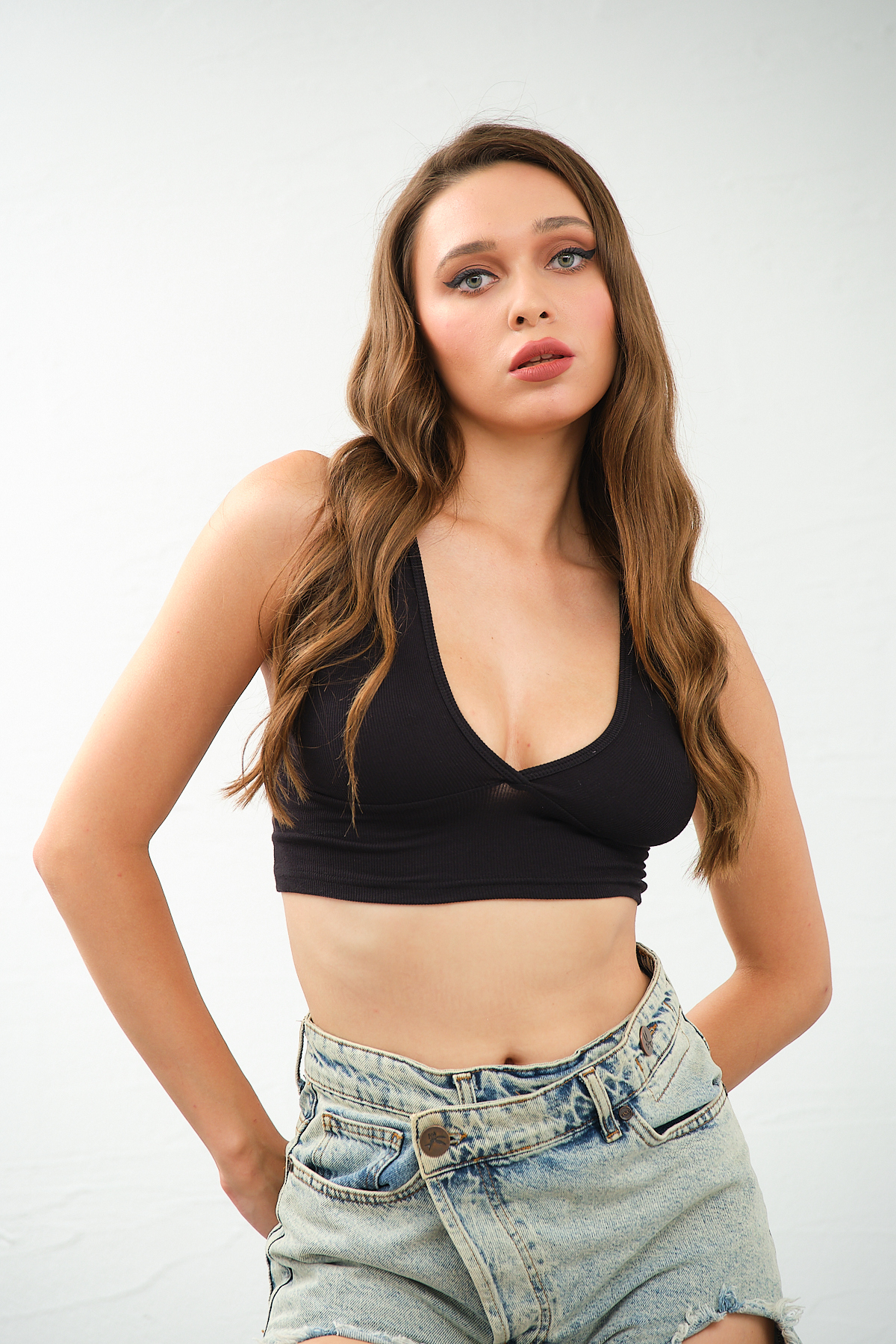 Kadın Beyaz Derin Göğüs Dekolteli, Çapraz Sırt Detaylı Şık Crop Top Bluz