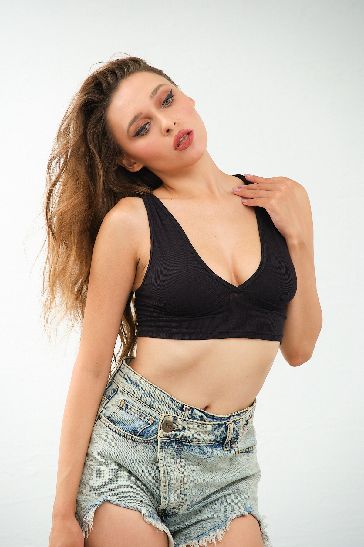 Kadın Beyaz Derin Göğüs Dekolteli, Çapraz Sırt Detaylı Şık Crop Top Bluz