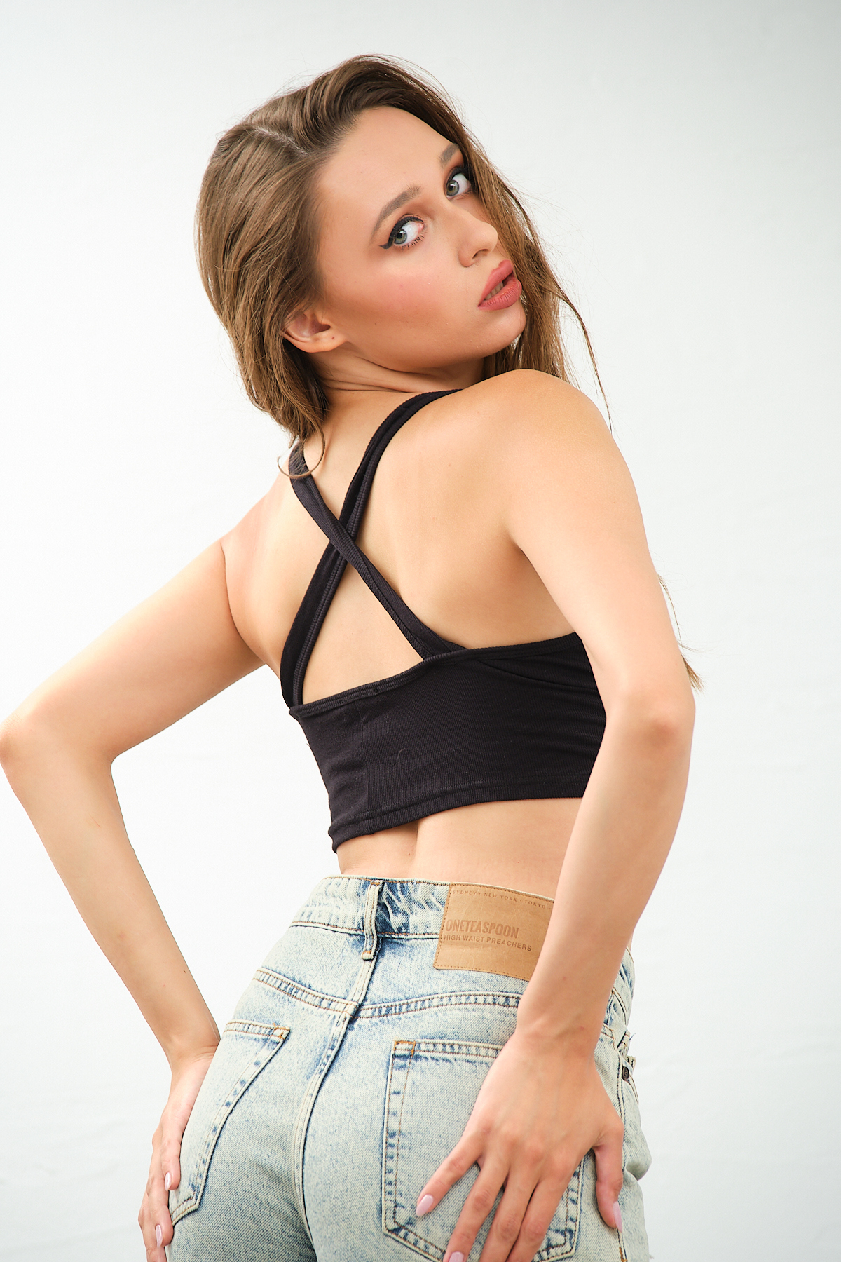 Kadın Beyaz Derin Göğüs Dekolteli, Çapraz Sırt Detaylı Şık Crop Top Bluz