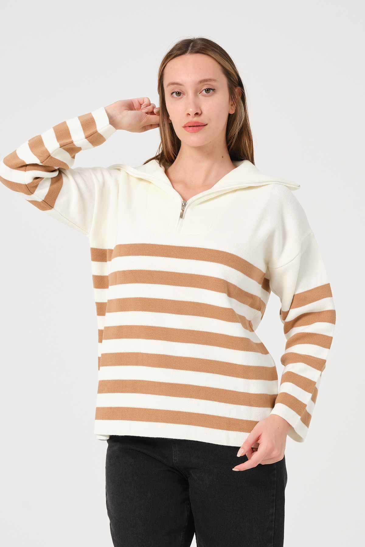 Kadın Kahverengi Ekru Çizgili Yakası Fermuarlı Rahat Kalıp Triko Kazak