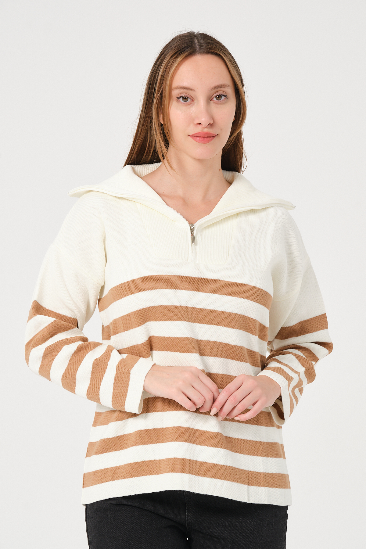 Kadın Kahverengi Ekru Çizgili Yakası Fermuarlı Rahat Kalıp Triko Kazak