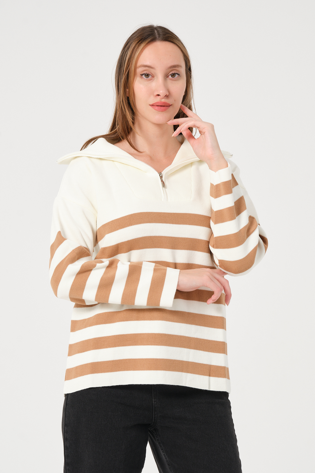 Kadın Kahverengi Ekru Çizgili Yakası Fermuarlı Rahat Kalıp Triko Kazak