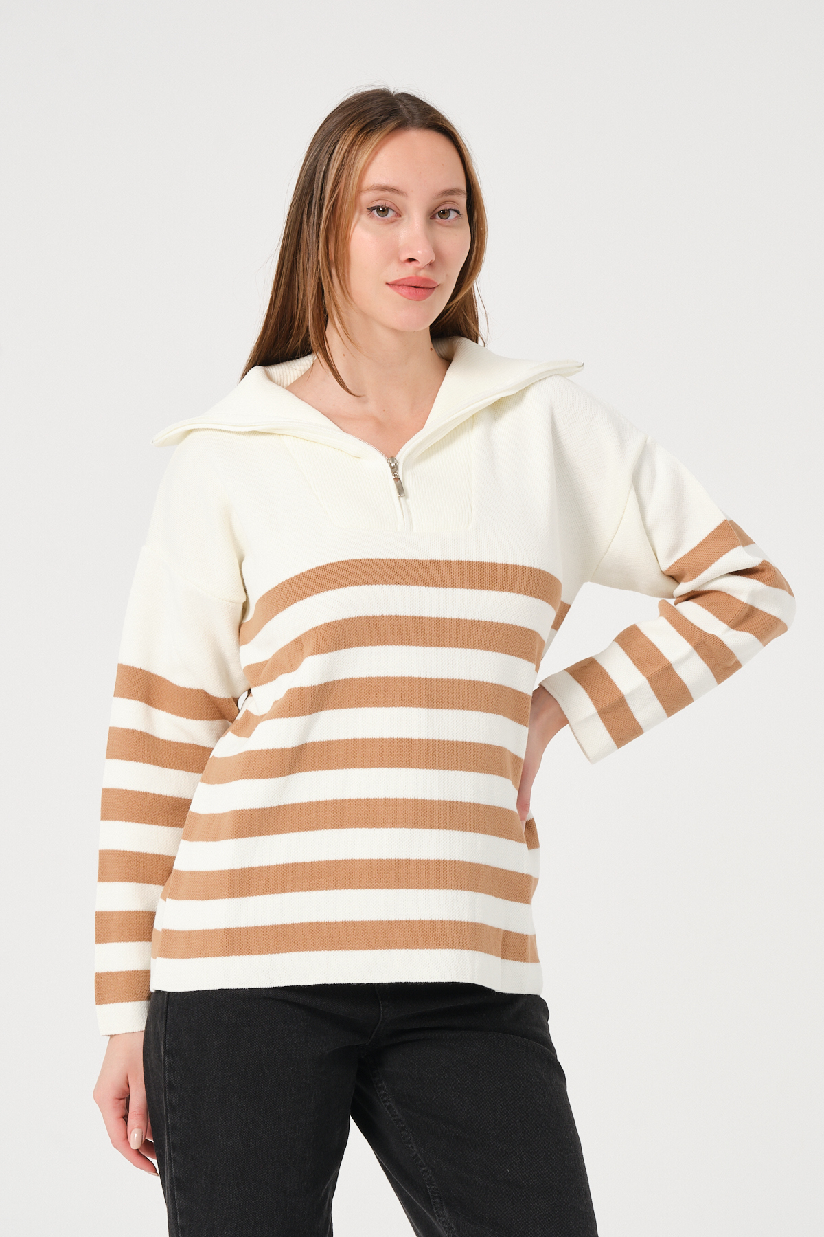 Kadın Kahverengi Ekru Çizgili Yakası Fermuarlı Rahat Kalıp Triko Kazak