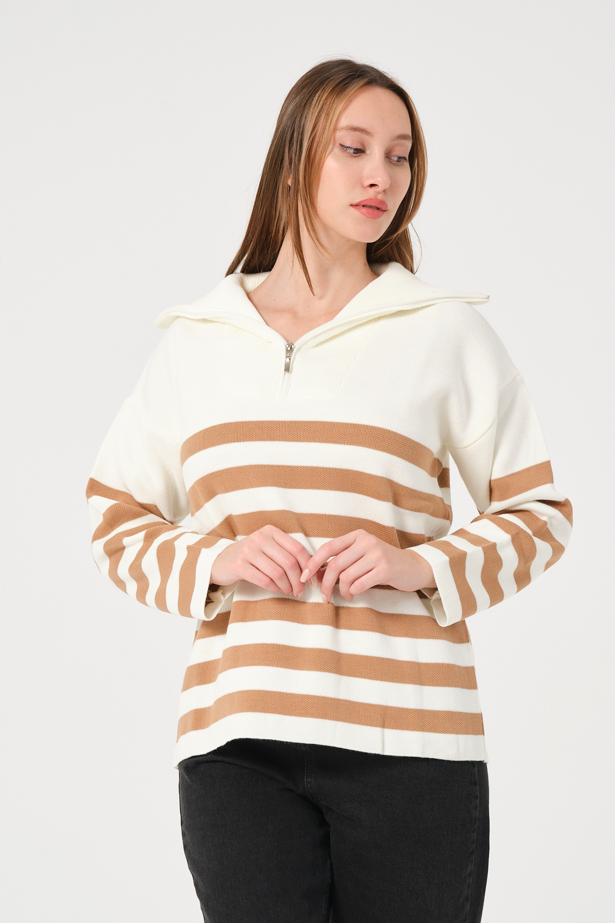 Kadın Kahverengi Ekru Çizgili Yakası Fermuarlı Rahat Kalıp Triko Kazak