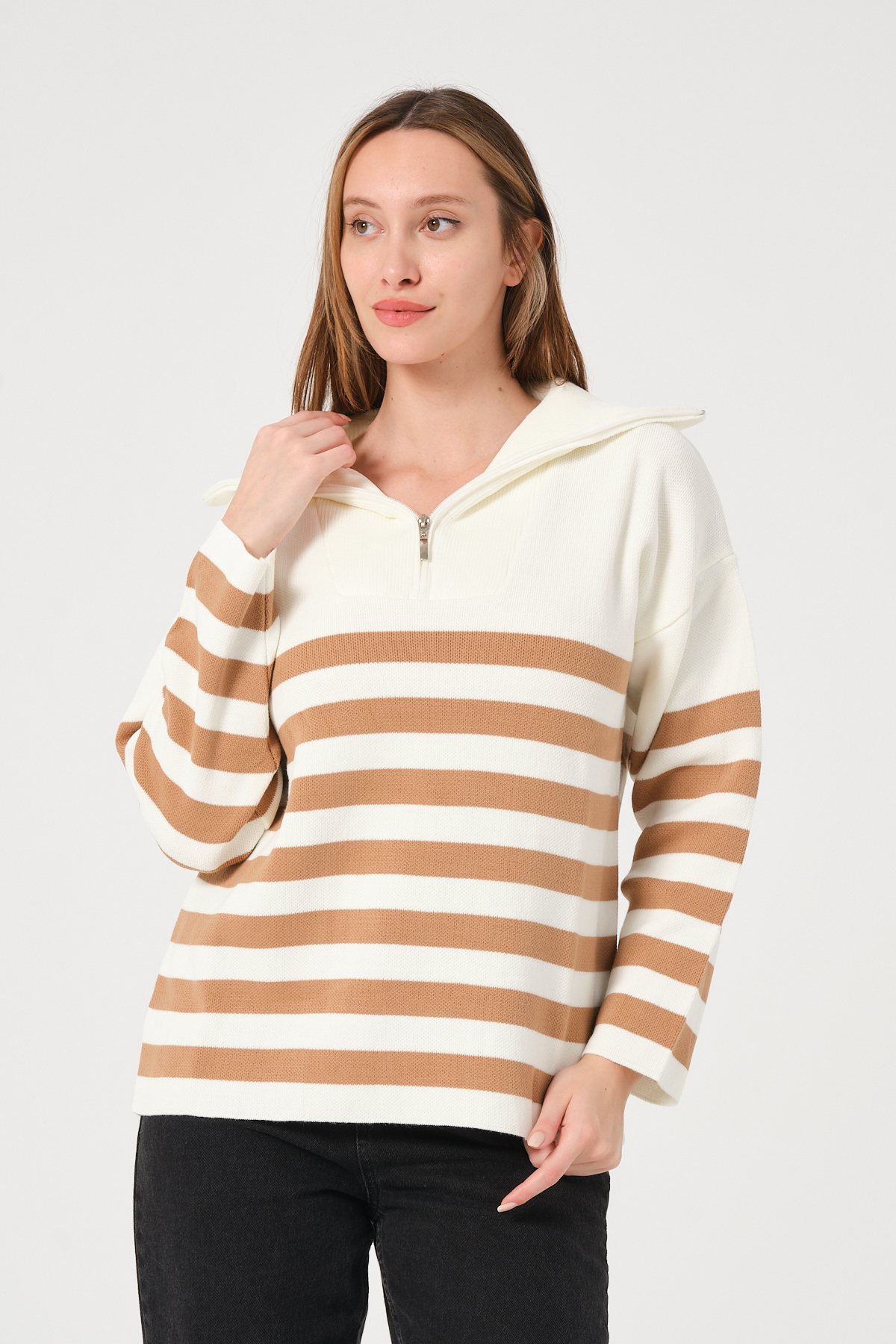 Kadın Kahverengi Ekru Çizgili Yakası Fermuarlı Rahat Kalıp Triko Kazak
