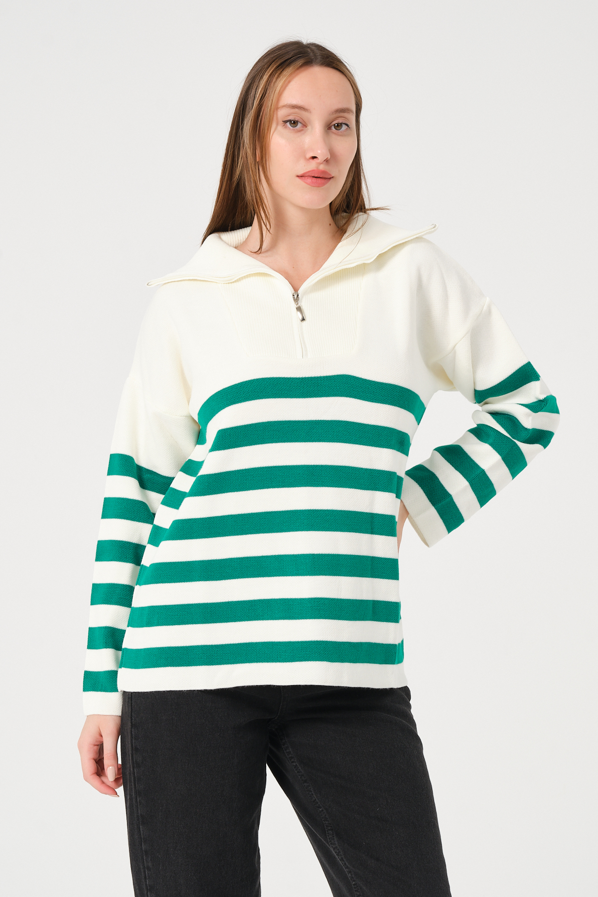 Kadın Kahverengi Ekru Çizgili Yakası Fermuarlı Rahat Kalıp Triko Kazak