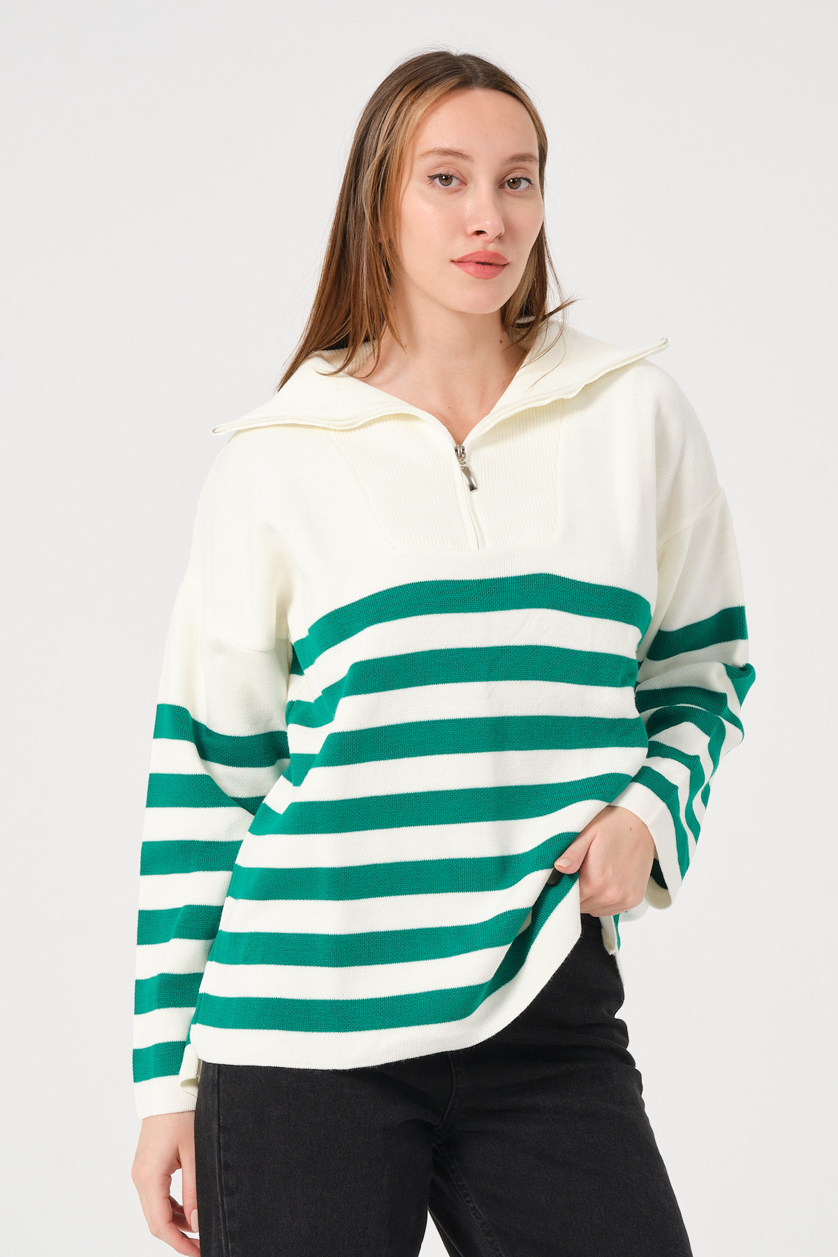 Kadın Kahverengi Ekru Çizgili Yakası Fermuarlı Rahat Kalıp Triko Kazak