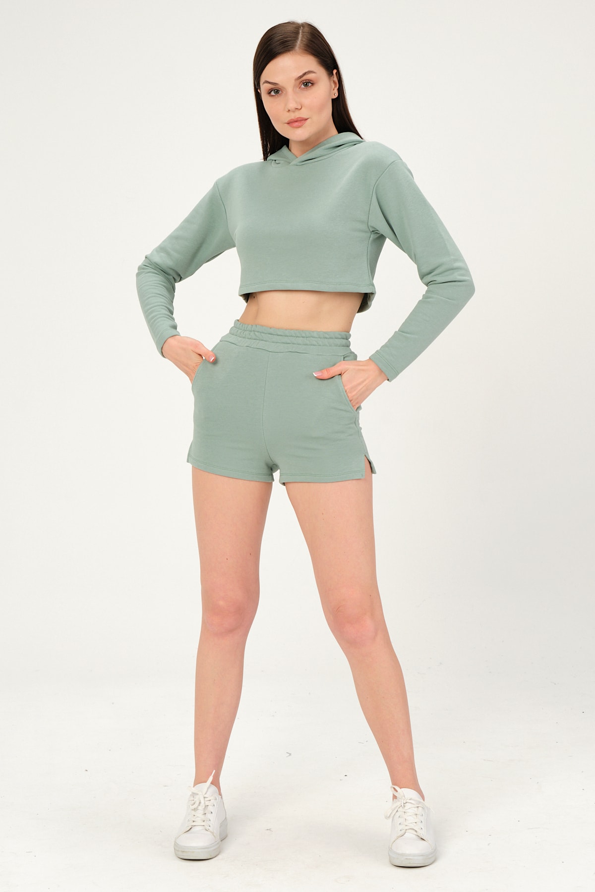 Kadın Yeşil Kapüşonlu Crop Sweatshirt Ve Şortlu Takım