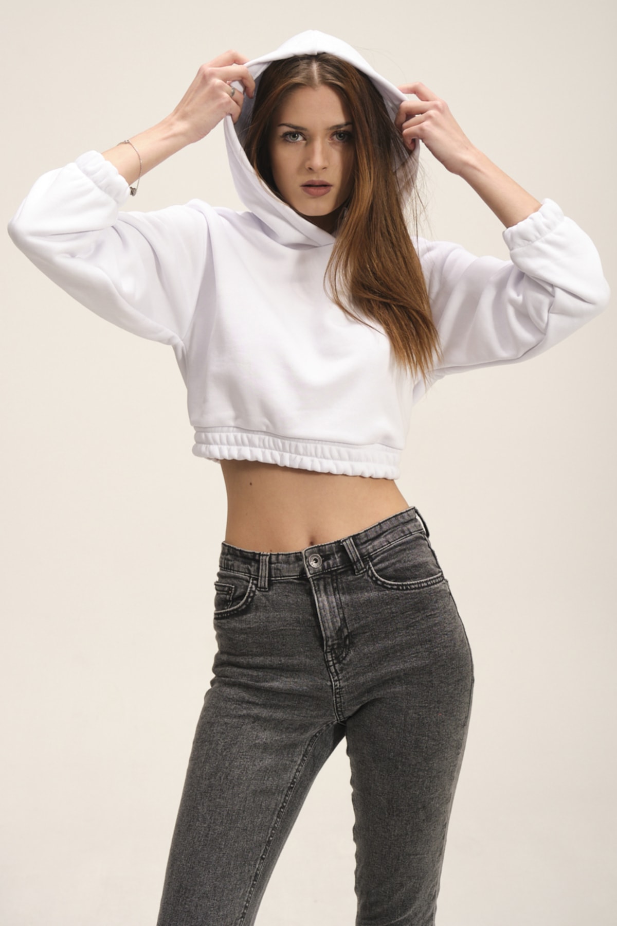 Kadın Beyaz Kapüşonlu Içi Polarlı Crop Sweatshirt