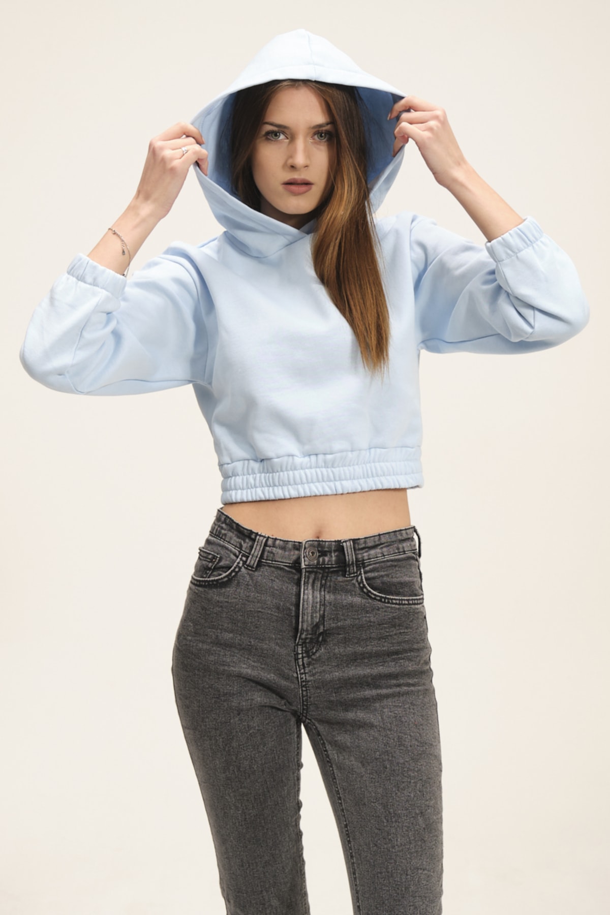 Kadın Beyaz Kapüşonlu Içi Polarlı Crop Sweatshirt
