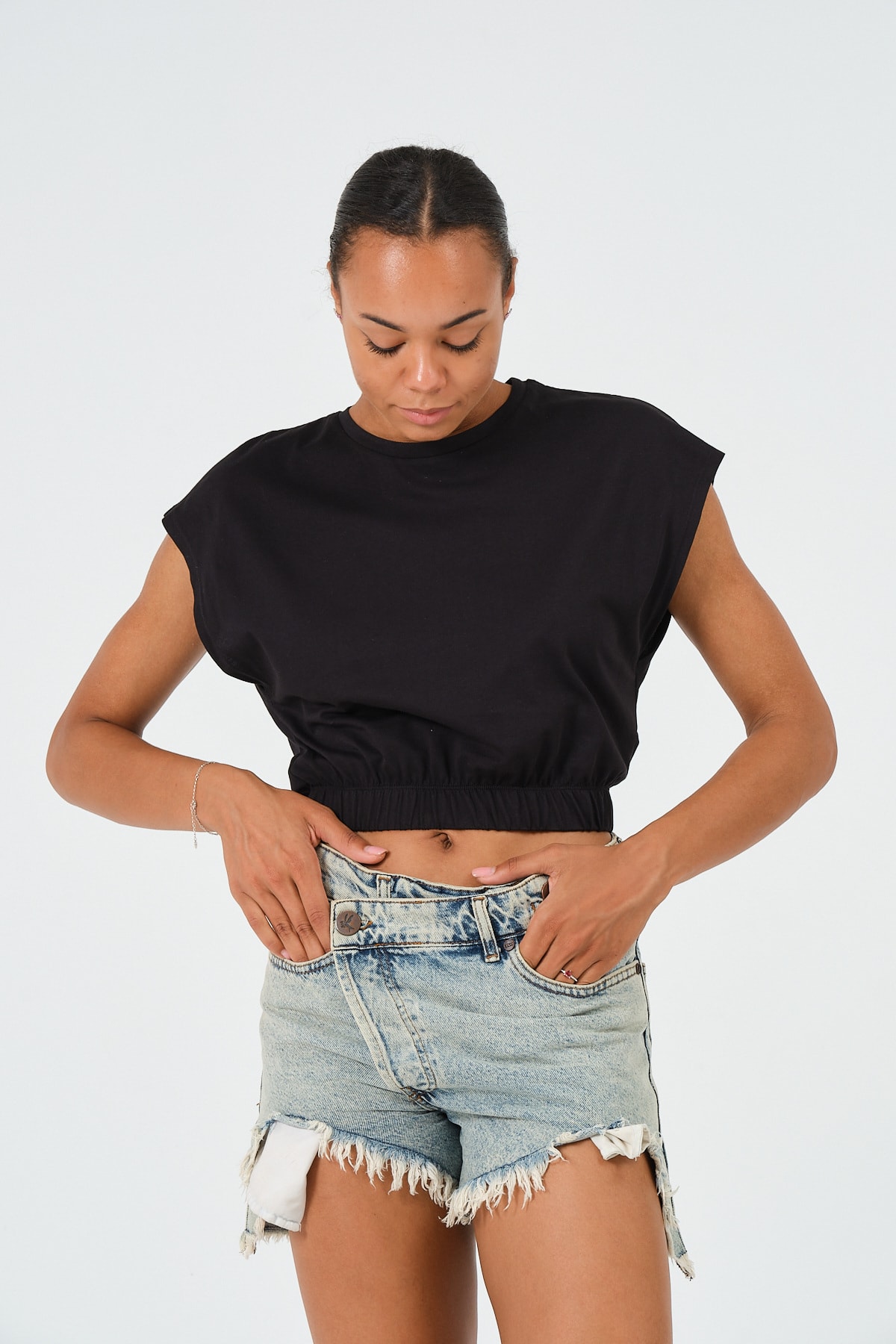 Kadın Siyah Beli Lastikli Crop Kolsuz T-Shirt