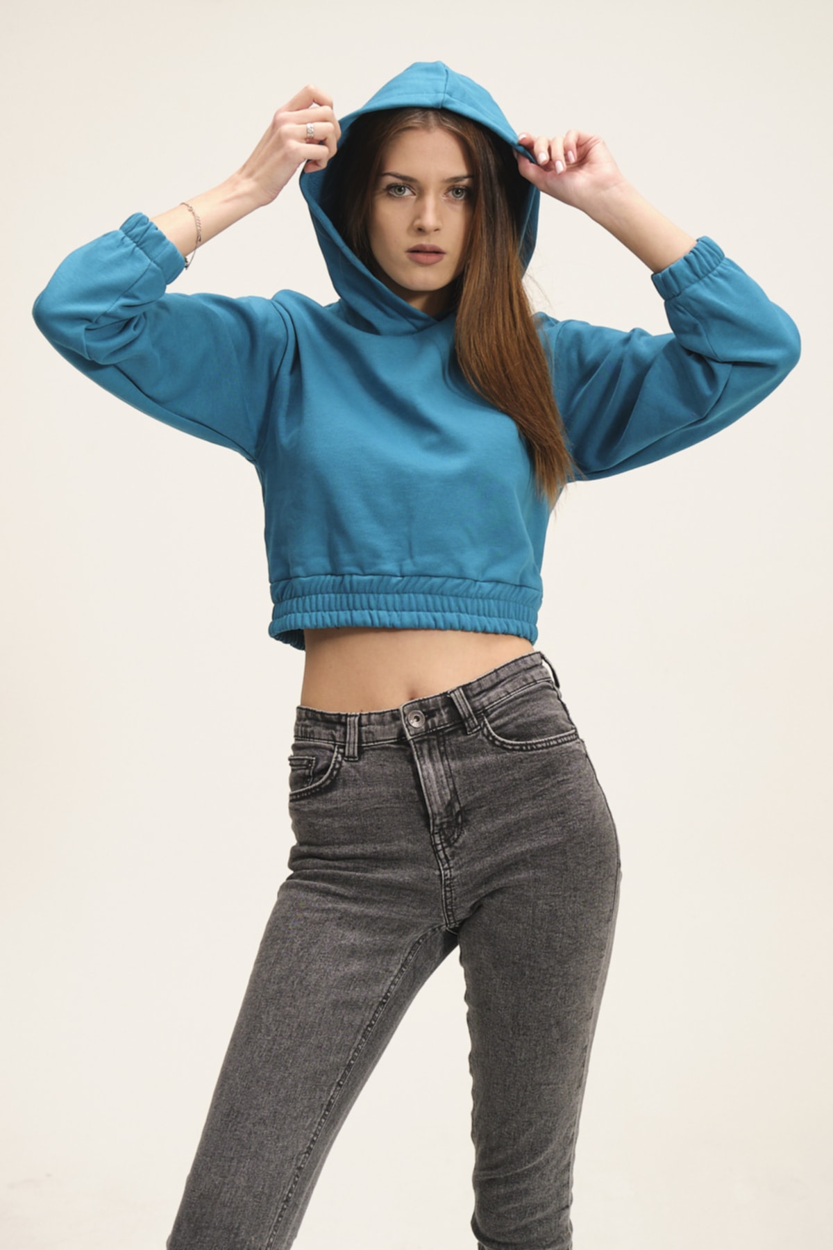 Kadın Beyaz Kapüşonlu Içi Polarlı Crop Sweatshirt