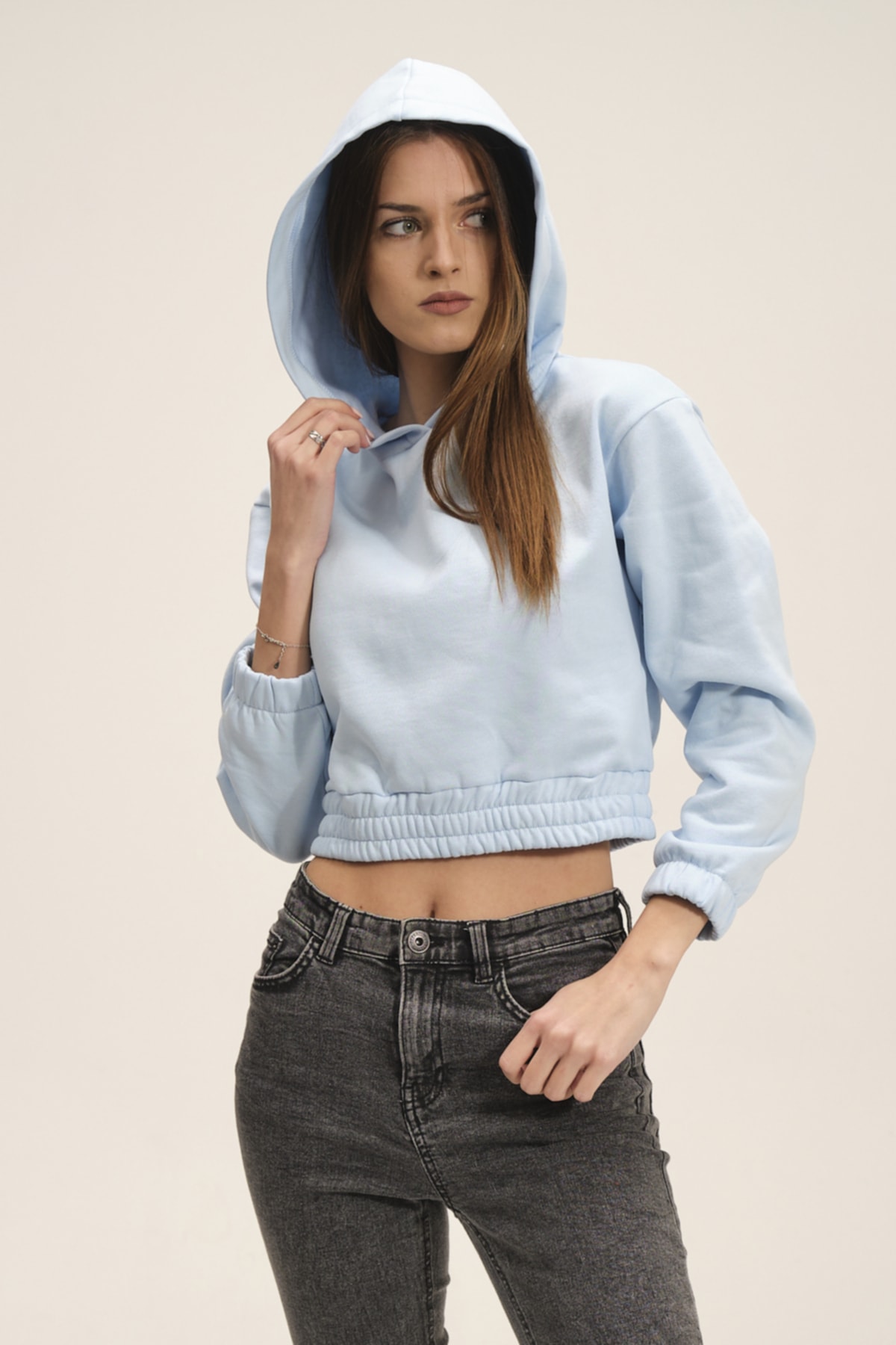 Kadın Beyaz Kapüşonlu Içi Polarlı Crop Sweatshirt