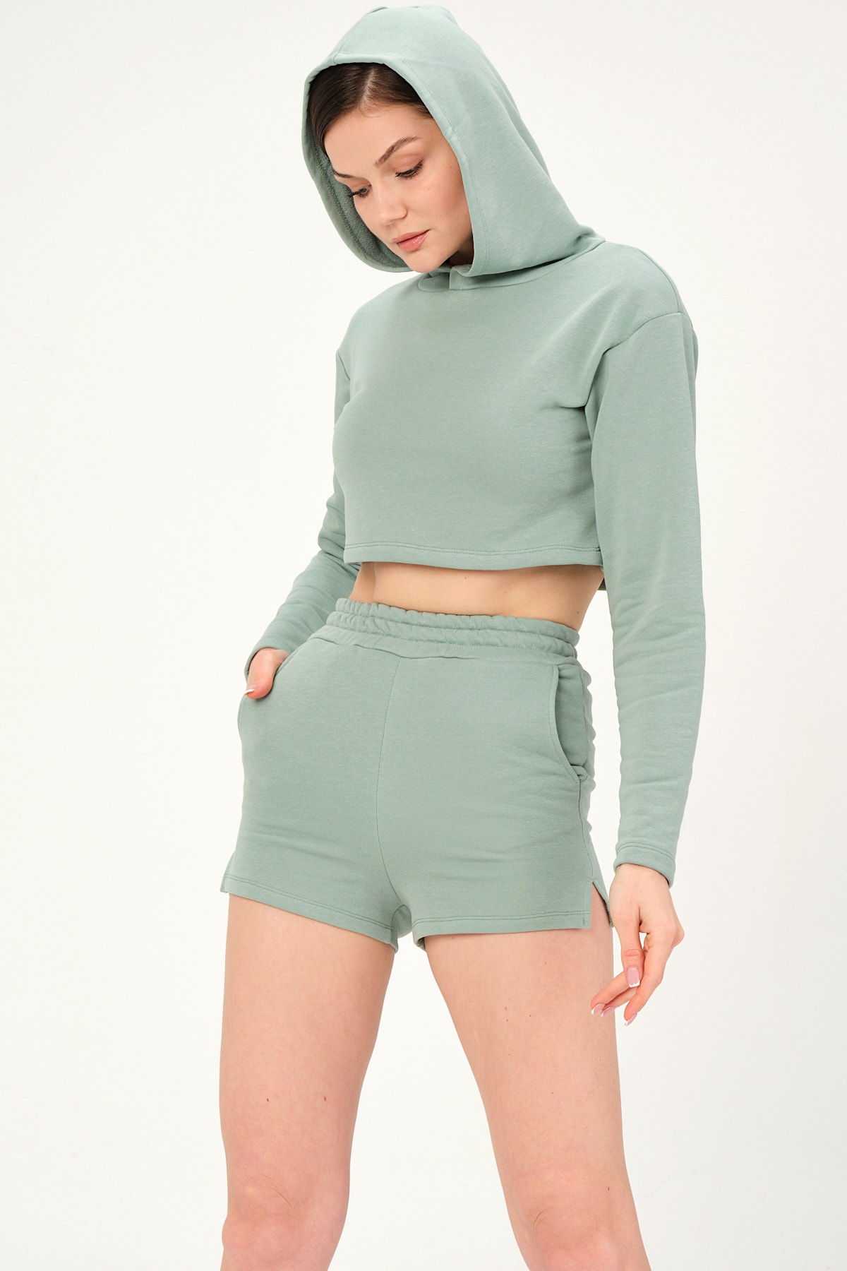 Kadın Yeşil Kapüşonlu Crop Sweatshirt Ve Şortlu Takım