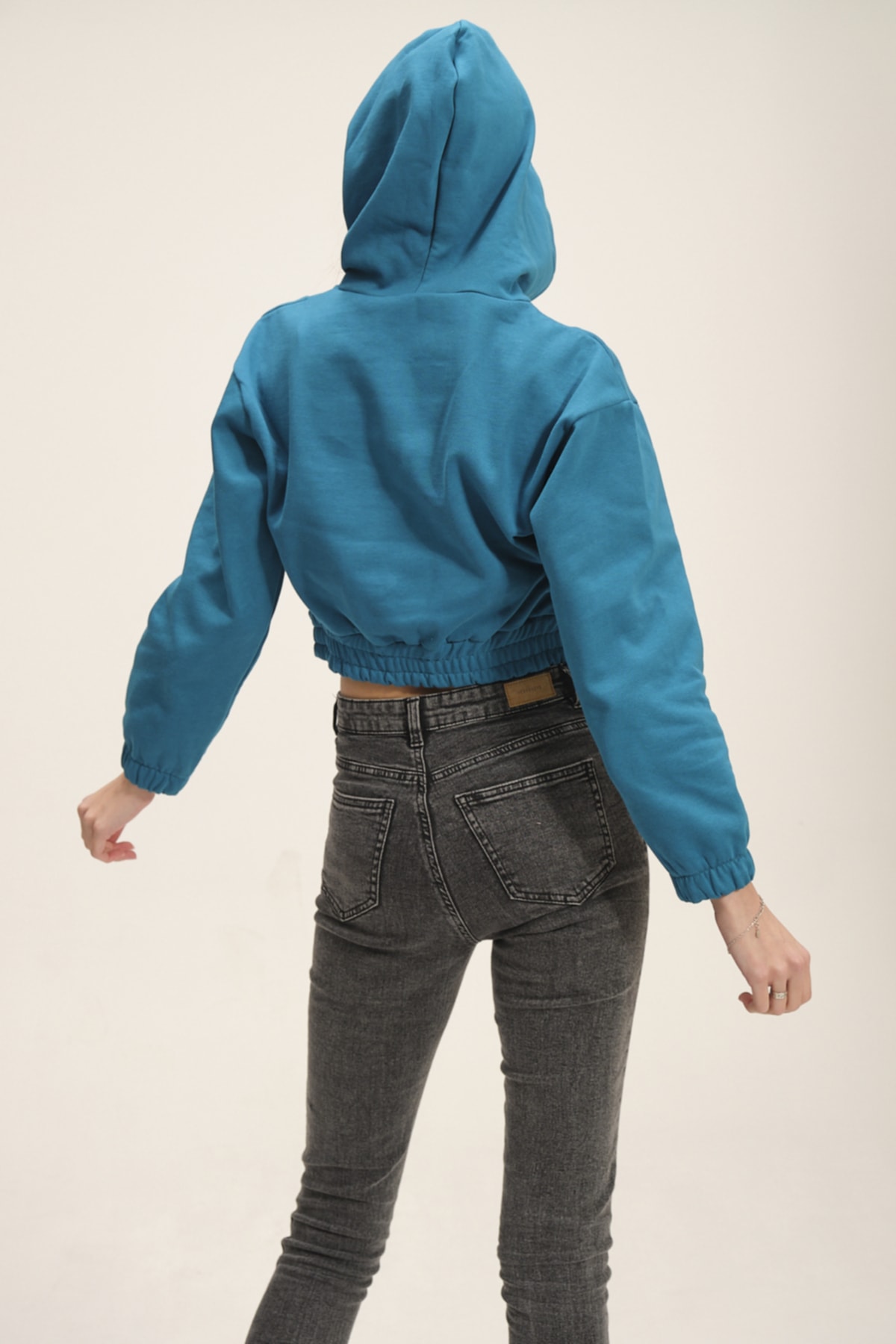 Kadın Beyaz Kapüşonlu Içi Polarlı Crop Sweatshirt