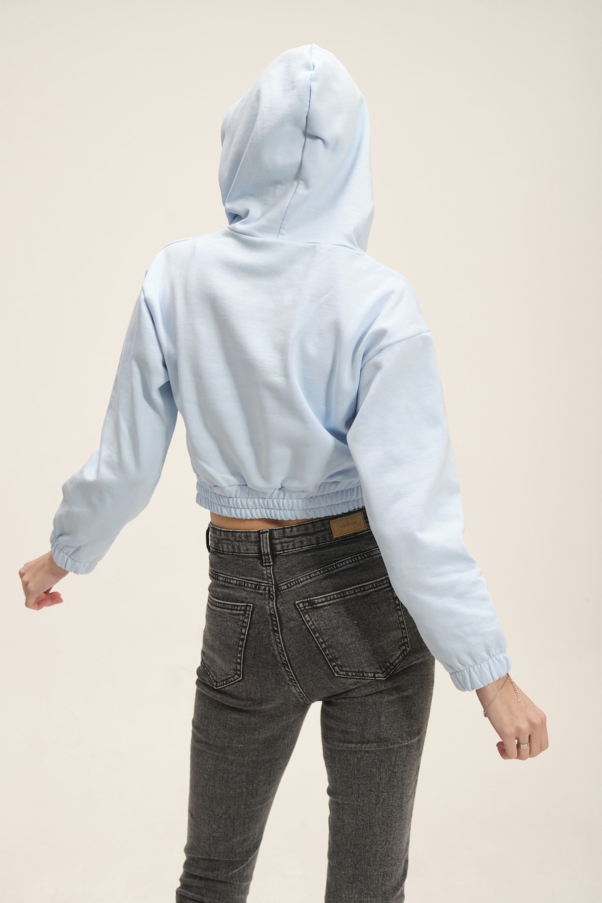 Kadın Beyaz Kapüşonlu Içi Polarlı Crop Sweatshirt