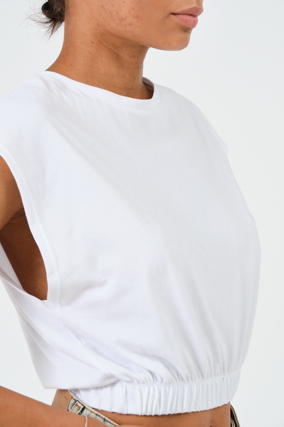 Kadın Siyah Beli Lastikli Crop Kolsuz T-Shirt