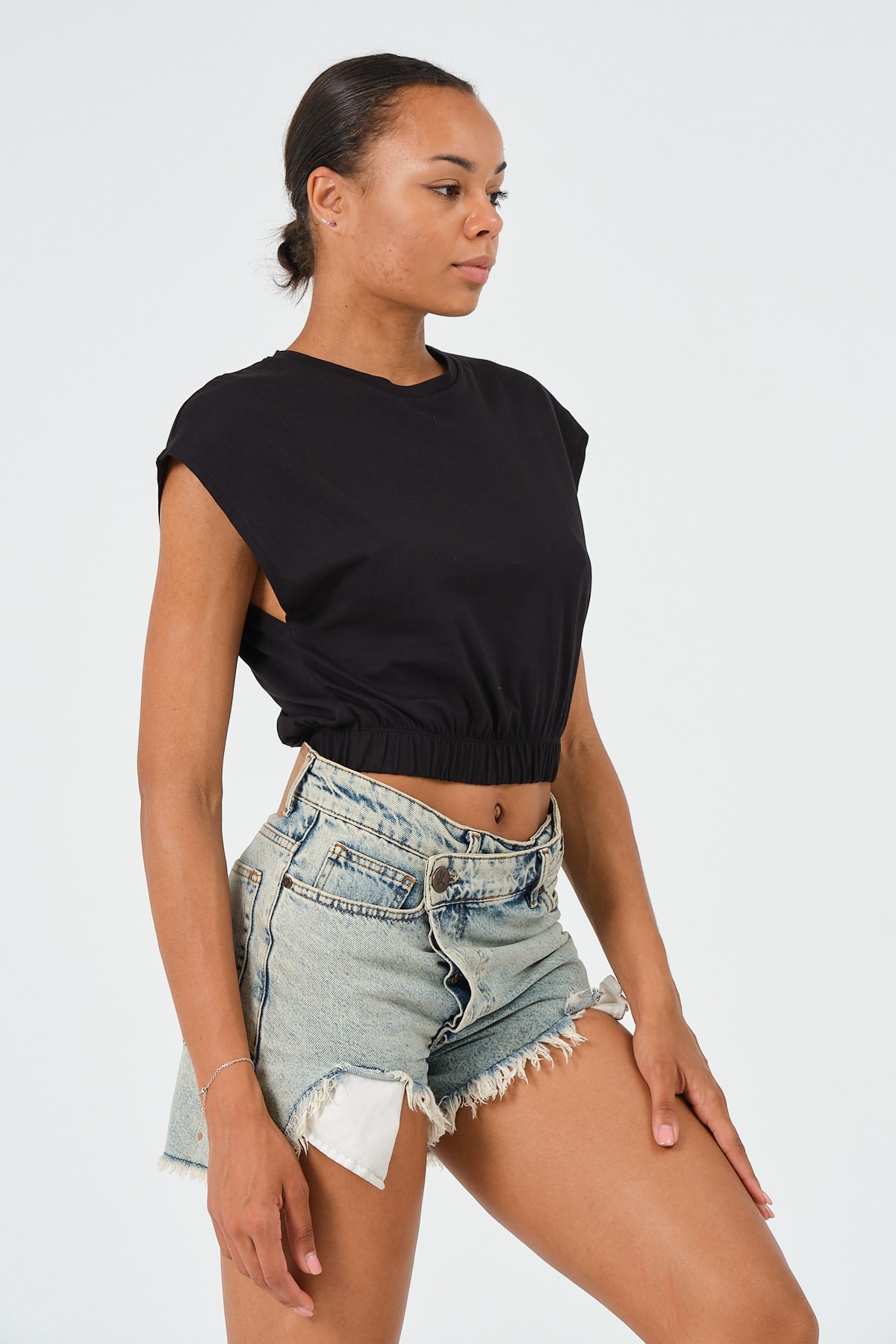 Kadın Siyah Beli Lastikli Crop Kolsuz T-Shirt