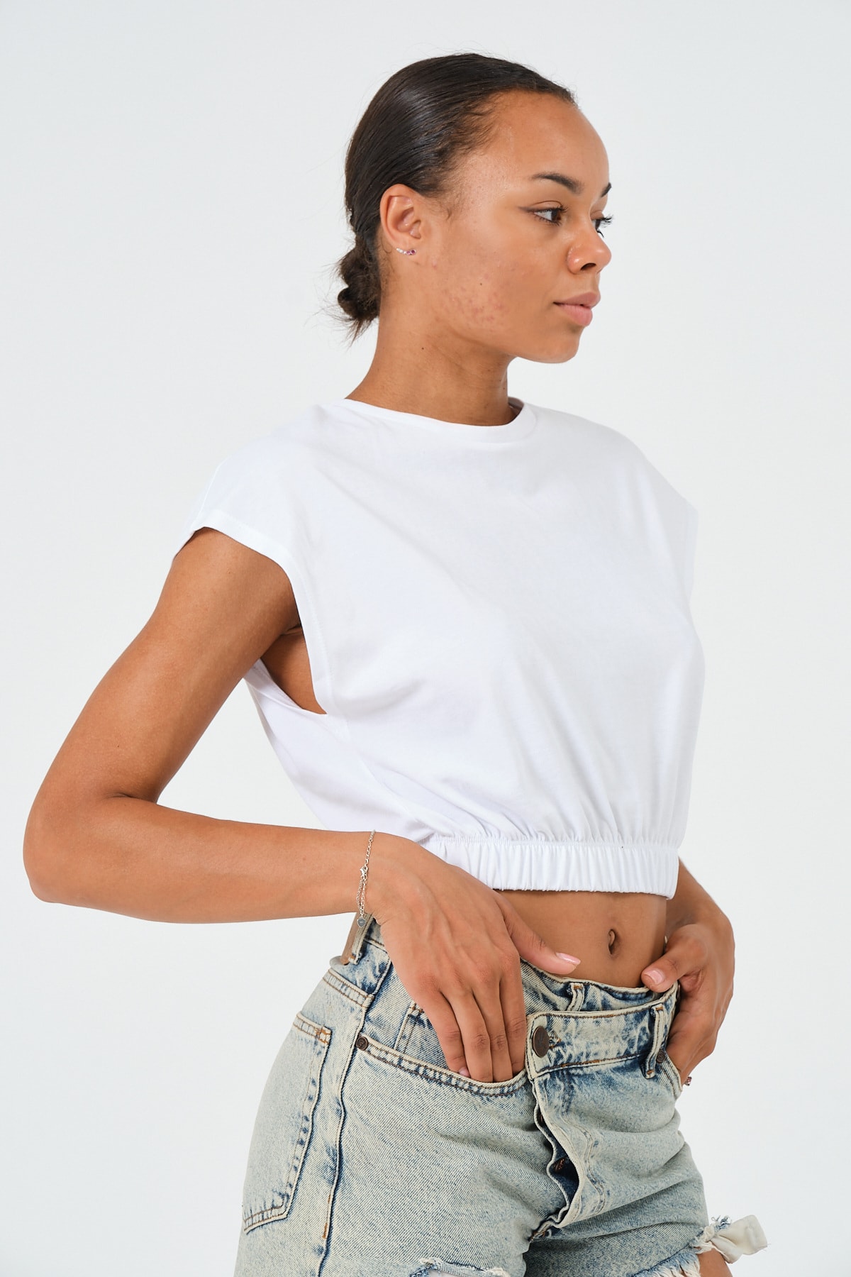 Kadın Siyah Beli Lastikli Crop Kolsuz T-Shirt