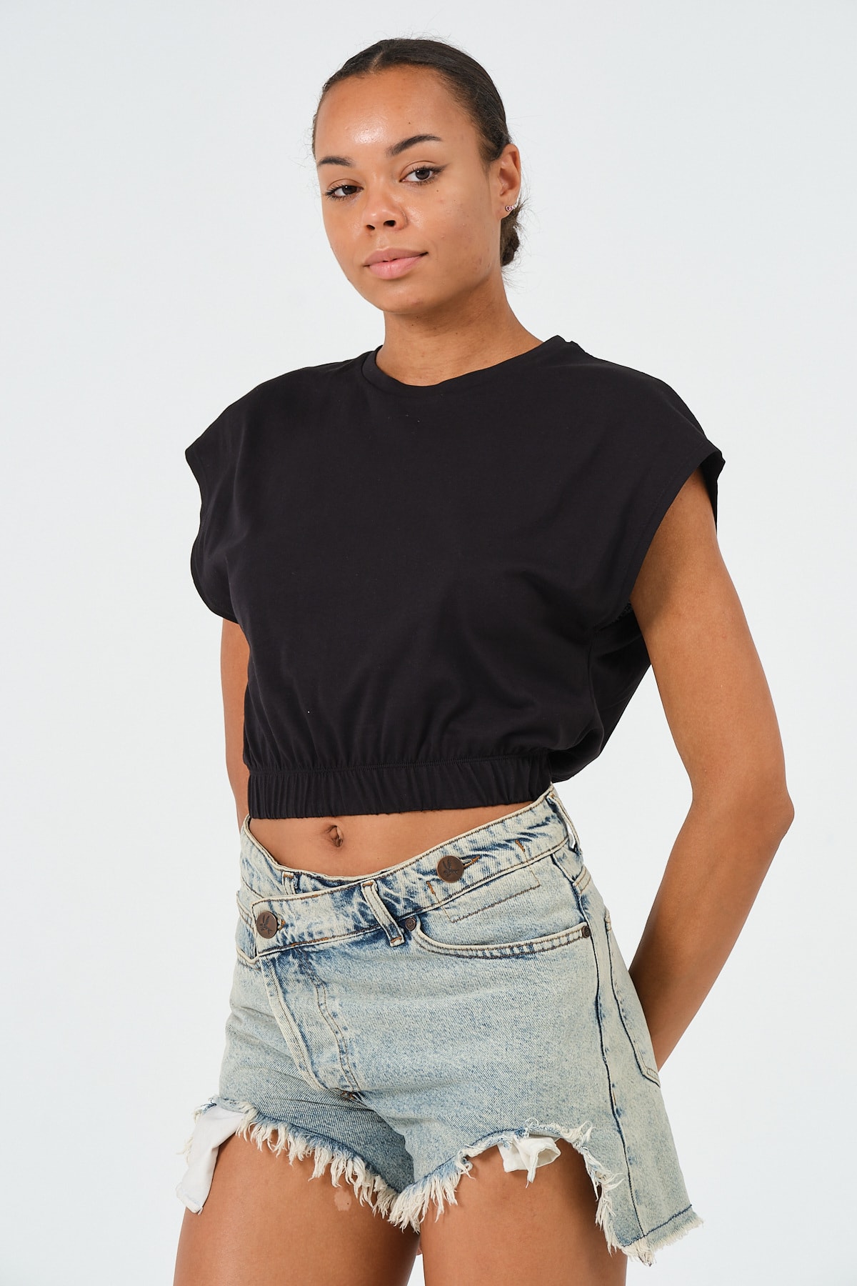 Kadın Siyah Beli Lastikli Crop Kolsuz T-Shirt