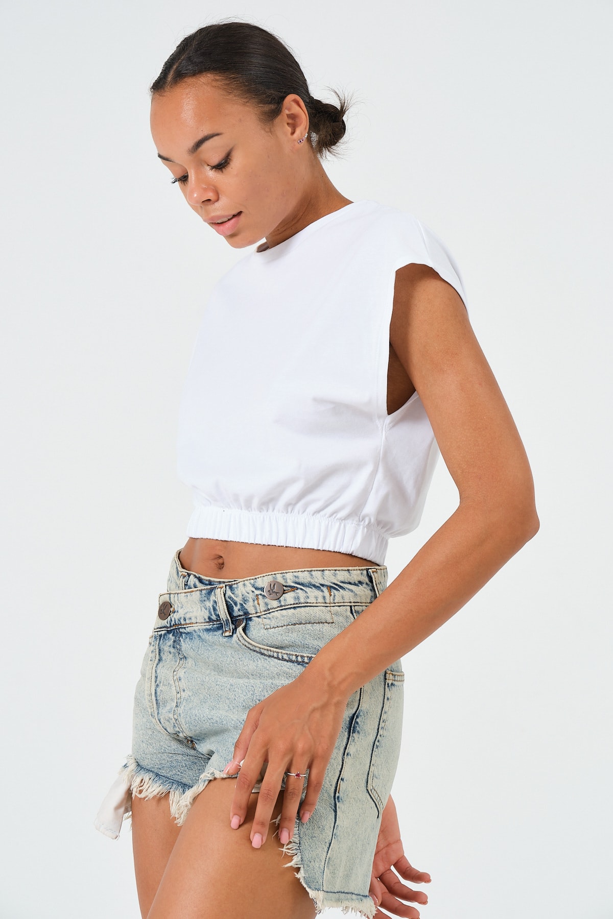 Kadın Siyah Beli Lastikli Crop Kolsuz T-Shirt