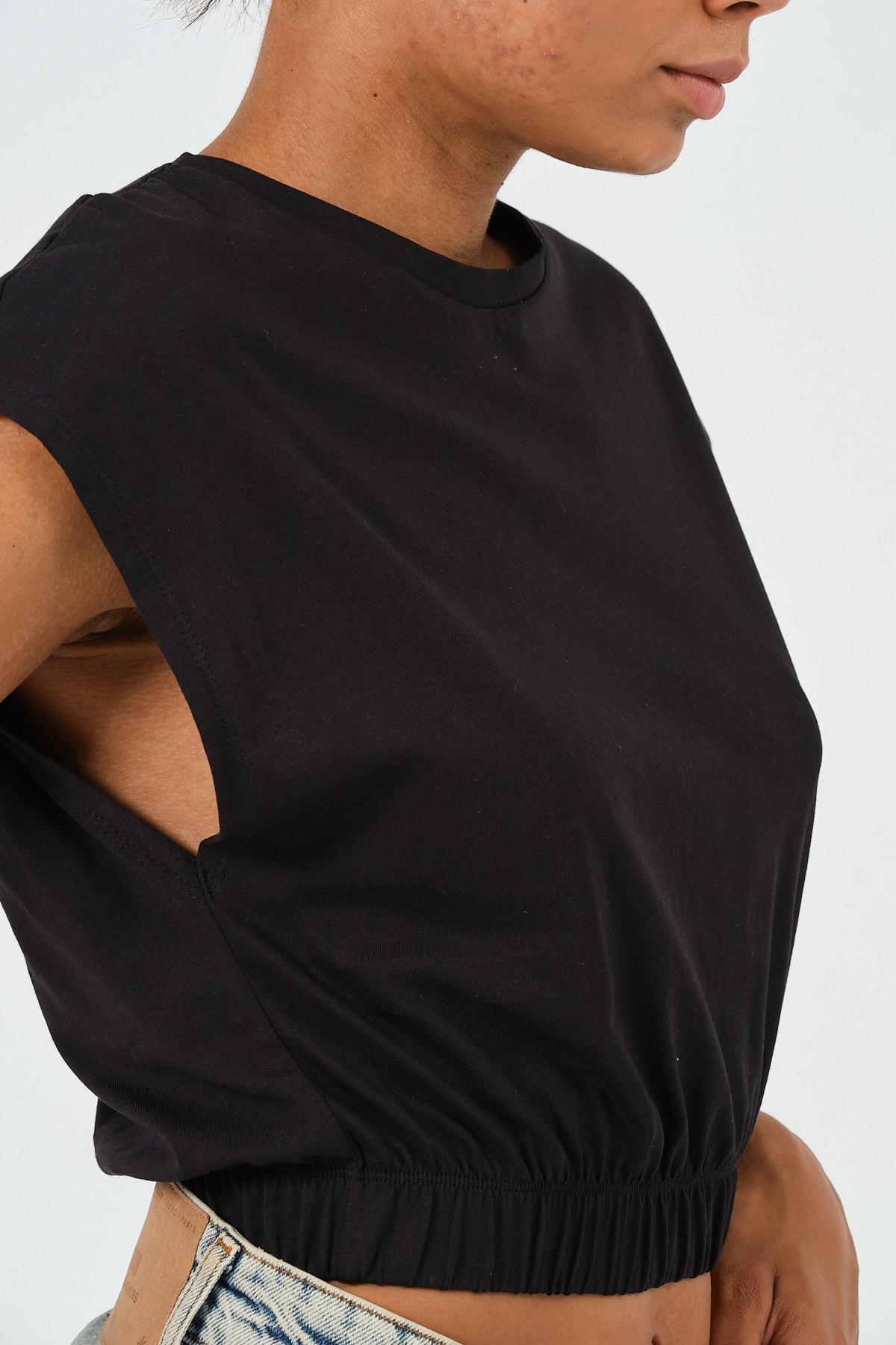 Kadın Siyah Beli Lastikli Crop Kolsuz T-Shirt